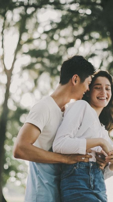 Cặp đôi chụp ảnh đời thường thể hiện sự hạnh phúc