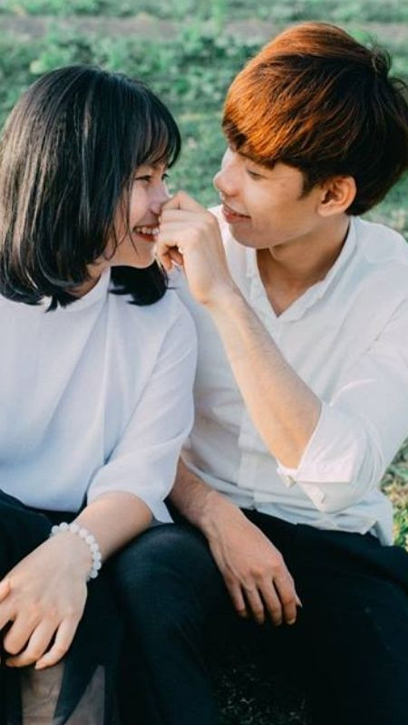 Cặp đôi chụp ảnh tạo dáng đơn giản với phong cảnh