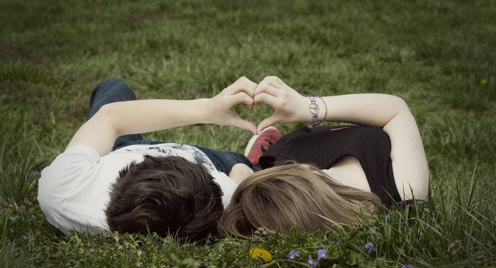 Cặp đôi lớn tuổi đang mỉm cười, tượng trưng cho tình yêu bền chặt và sự đồng hành qua nhiều năm