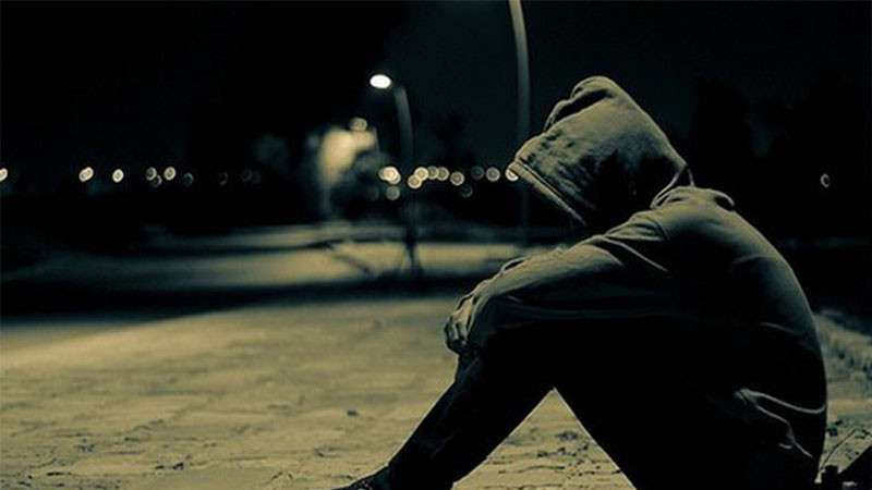 Cặp đôi quay lưng vào nhau, một ảnh buồn về sự chia ly