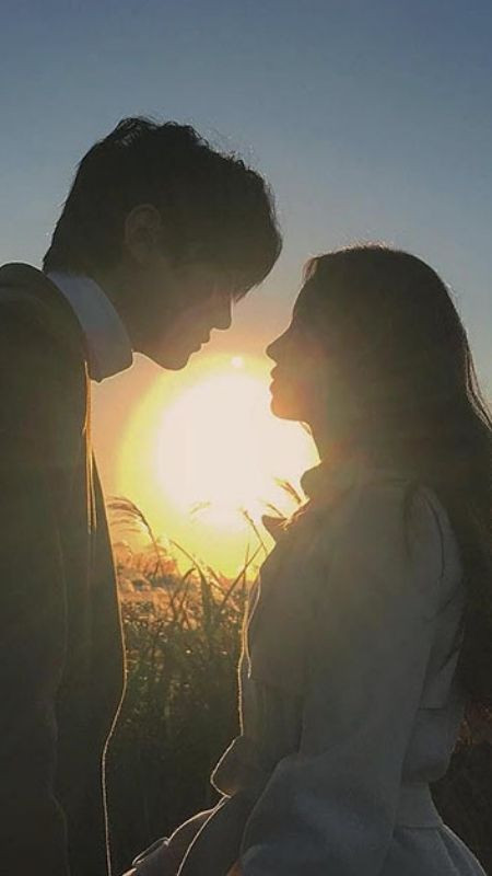 Cặp đôi tạo dáng đơn giản nhưng lãng mạn với ánh nắng