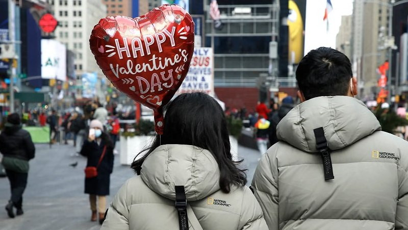 Cặp đôi trao nhau món quà trong không khí nồng nàn của Valentine Đỏ 14/2