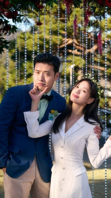 Cặp đôi trong một cảnh phim hài lãng mạn