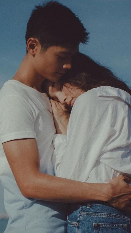 Cặp đôi tươi cười hạnh phúc trong bức ảnh