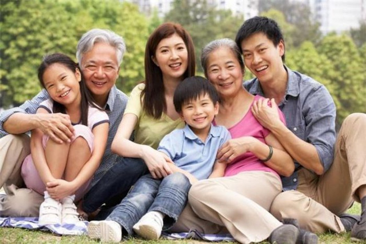 Cặp vợ chồng già cười tươi khi quây quần cùng con cháu