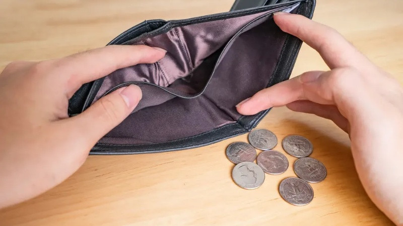 Cậu bé đang đếm những đồng tiền lẻ cuối cùng