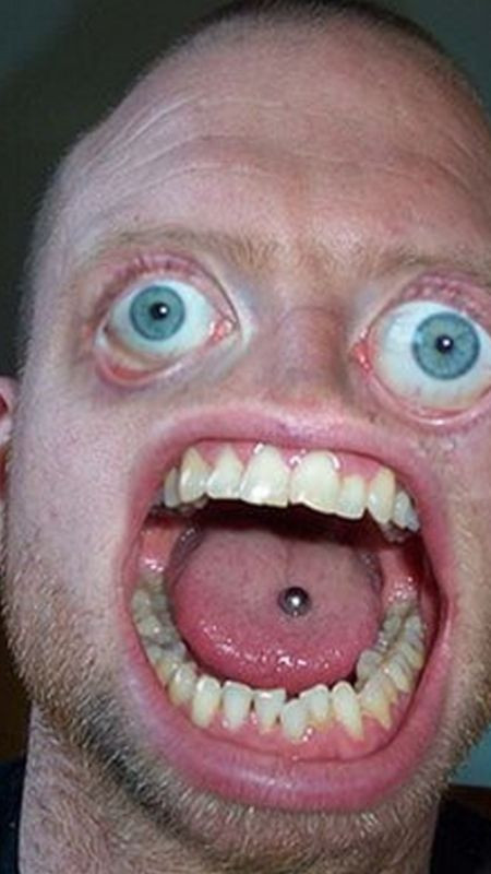 Cậu bé với khuôn mặt lạ và biểu cảm lưỡi độc đáo