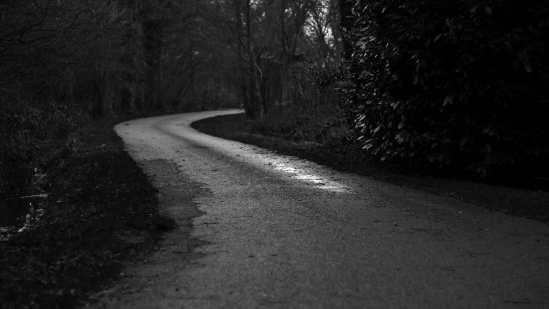 Cầu cũ bắc qua sông trong ảnh phong cảnh buồn đen trắng, gợi vẻ hoang sơ và bí ẩn