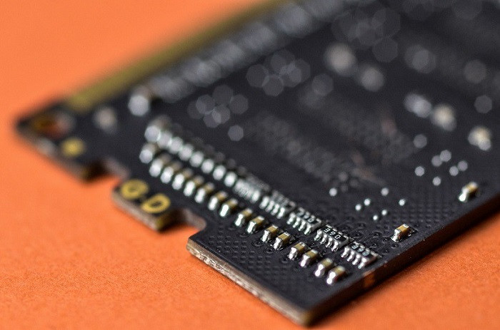 Cấu tạo chi tiết của thanh bộ nhớ RAM với chip nhớ và mạch in