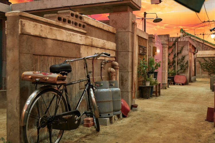 Cầu thang màu hồng và xanh ngọc đặc trưng trong Squid Game