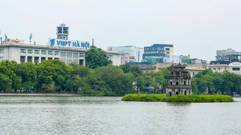 Cầu Thê Húc đỏ rực bắc qua Hồ Hoàn Kiếm