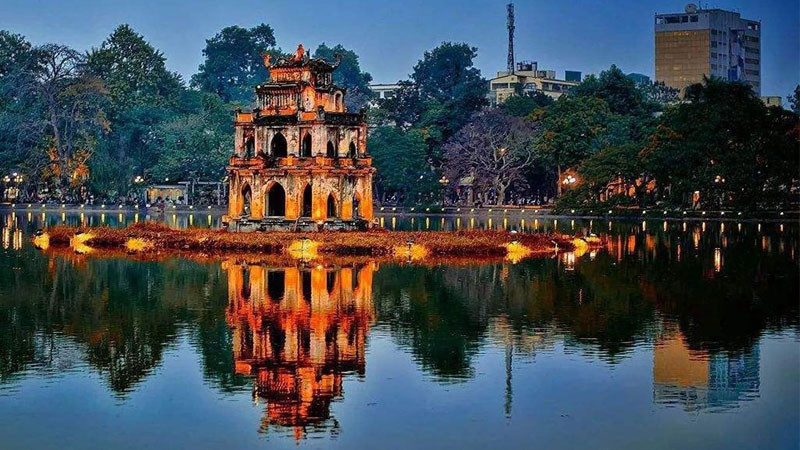 Cầu Thê Húc đỏ rực và Đền Ngọc Sơn dưới ánh đèn đêm Hồ Gươm