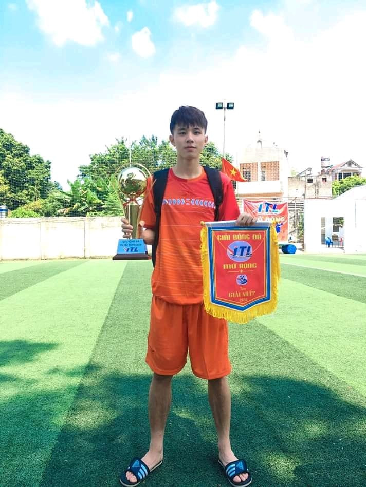 Cầu thủ ăn mừng chiến thắng với chiếc cúp