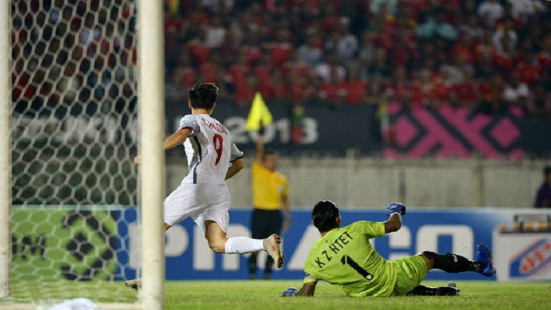 Cầu thủ thực hiện quả ném biên, một tình huống không có lỗi việt vị trực tiếp