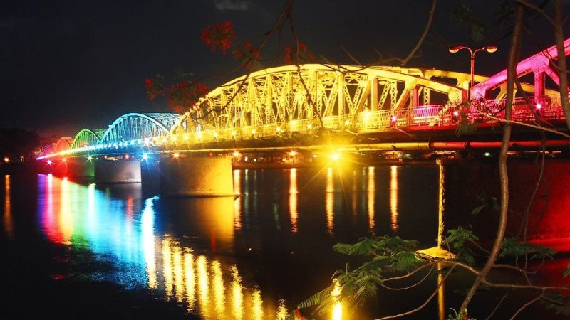 Cầu Trường Tiền rực rỡ ánh đèn bắc qua sông Hương đêm
