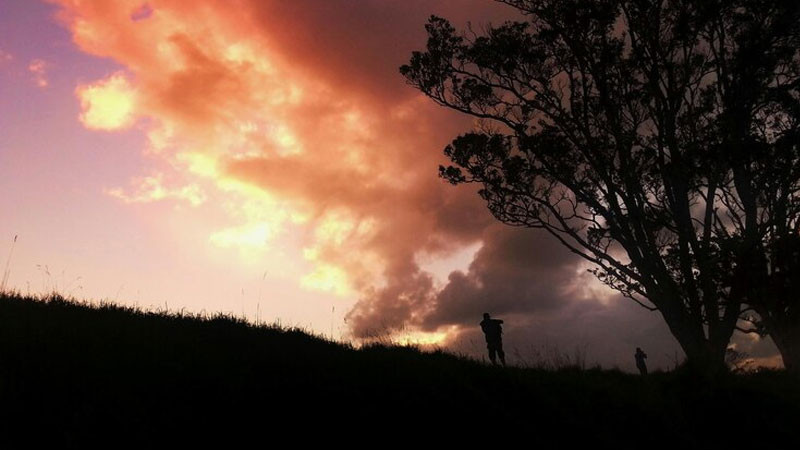 Cây cầu gỗ đơn độc dẫn ra hồ nước dưới bầu trời nhiều mây