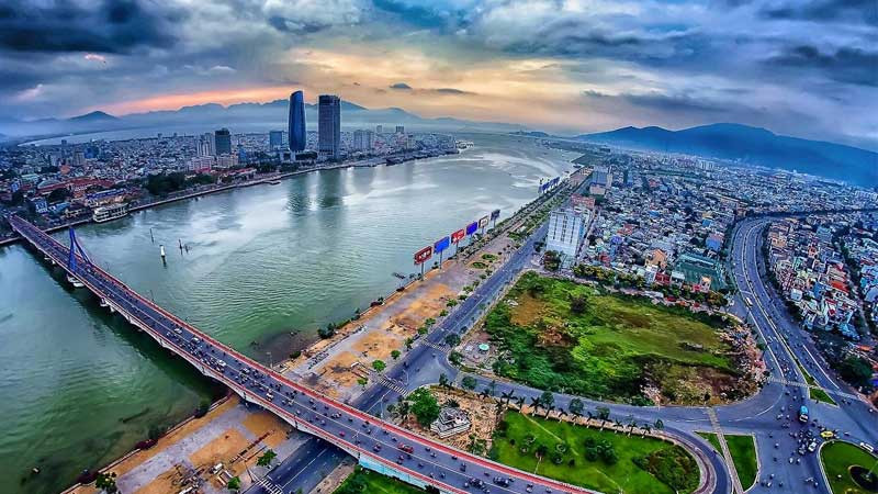 Cây cầu Rồng phun lửa về đêm tại Đà Nẵng, một biểu tượng hiện đại trong ảnh đường phố.