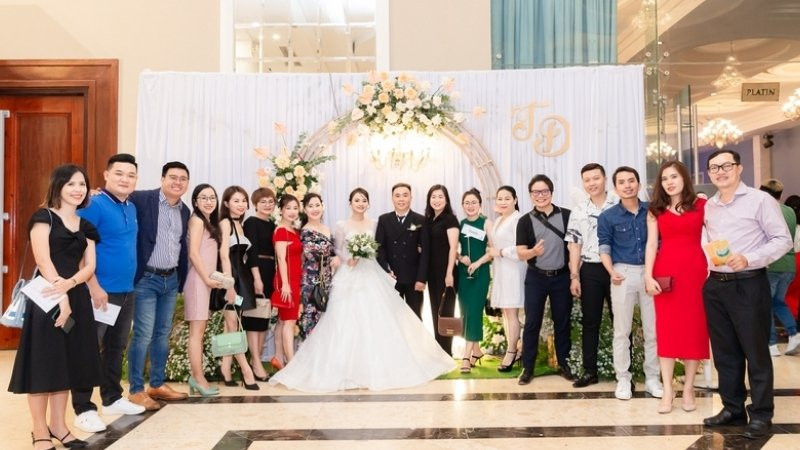 Cha mẹ và cặp đôi mới cưới trong bức ảnh gia đình hạnh phúc