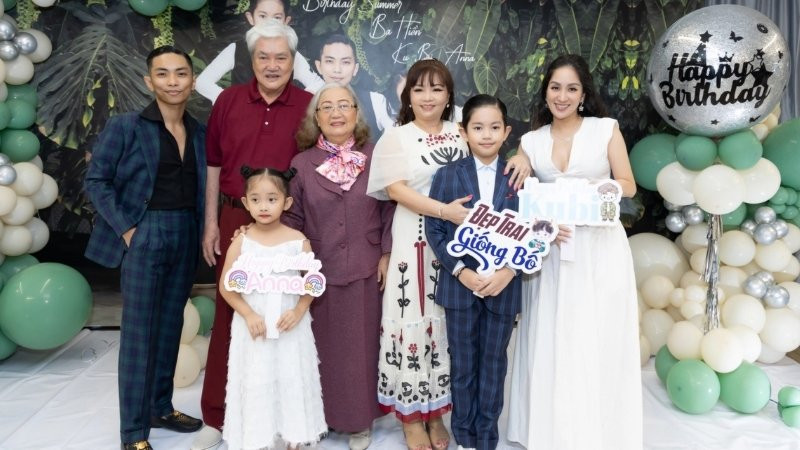 Cha mẹ và con cái cười tươi trong ảnh sinh nhật gia đình