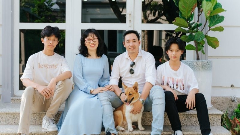 Cha mẹ và con cái ôm nhau thể hiện tình cảm gia đình