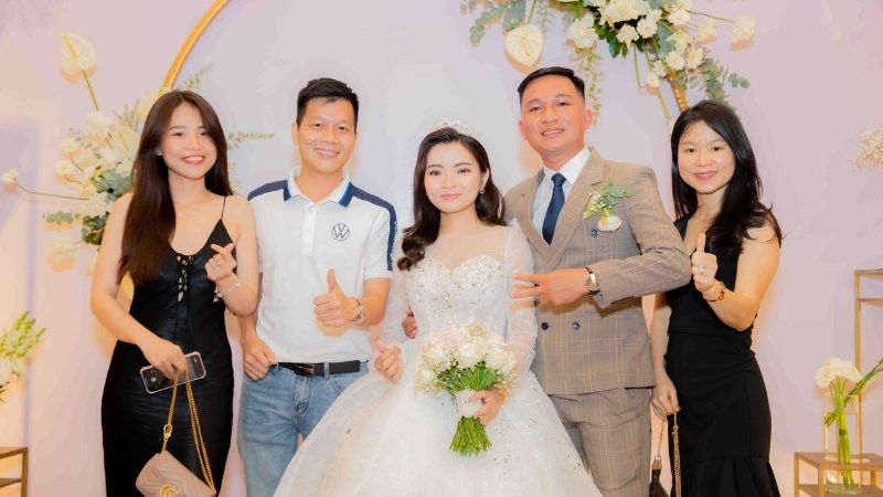 Cha mẹ và con cái vui mừng trong lễ tốt nghiệp