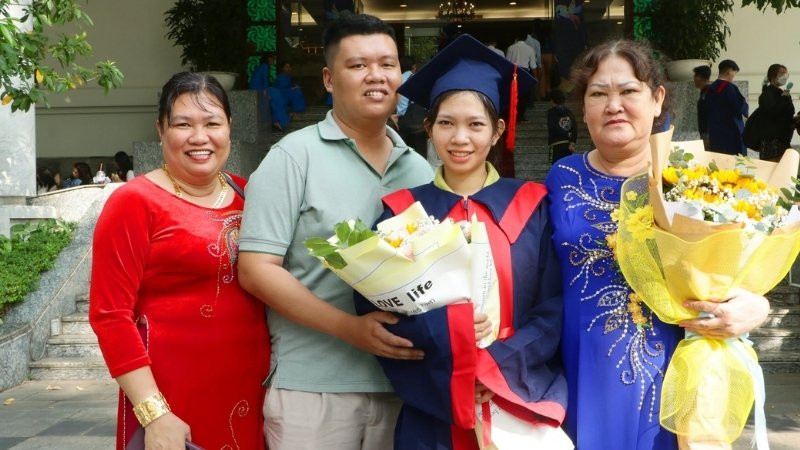 Cha mẹ và con trai/con gái trong ảnh tốt nghiệp gia đình