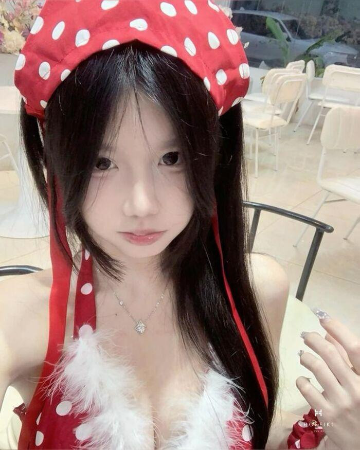 Chân dung cận cảnh, tập trung vào ánh mắt sâu thẳm và biểu cảm khuôn mặt