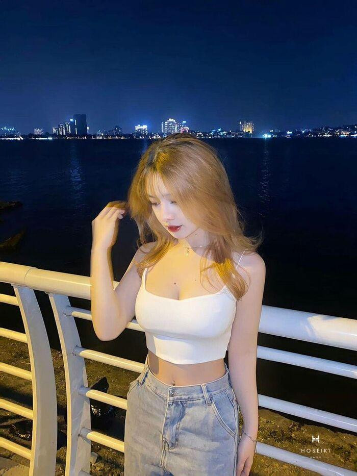 Chân dung cận cảnh với ánh mắt sâu thẳm, thể hiện nét đẹp cuốn hút từ bên trong