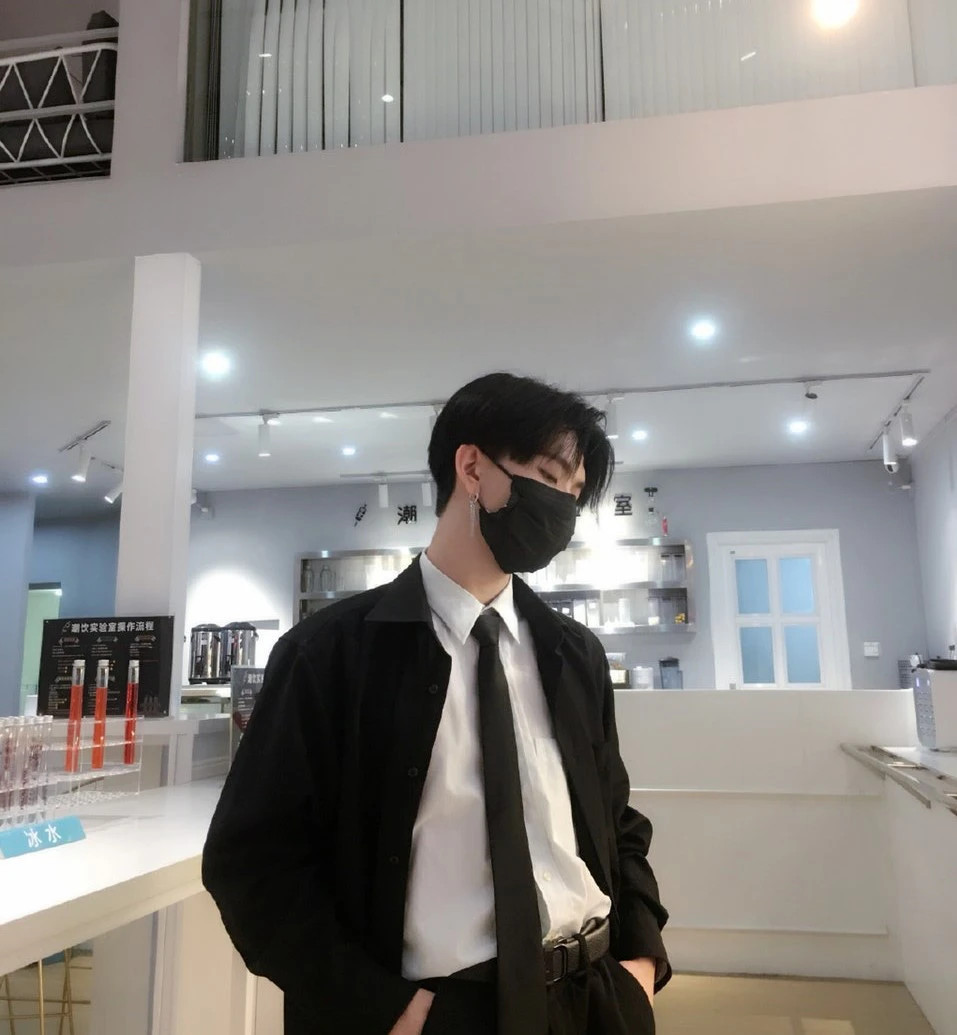 Chân dung chàng trai đeo khẩu trang đen với thần thái lạnh lùng