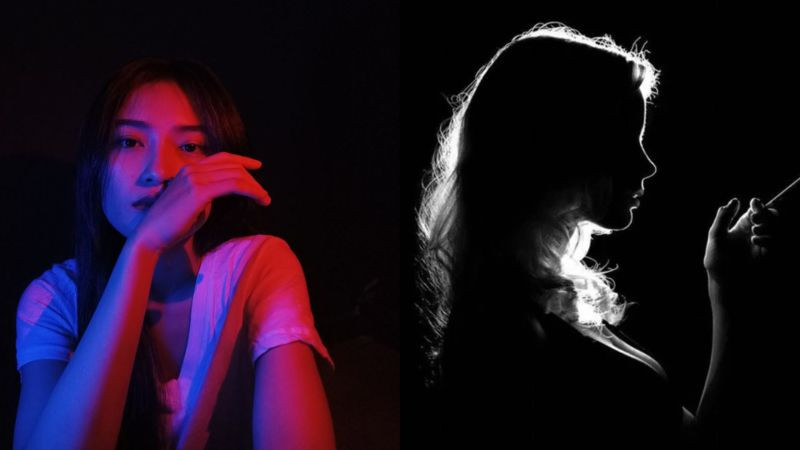 Chân dung cô gái chụp ảnh che mặt theo phong cách sáng tối, một nửa mặt chìm trong bóng