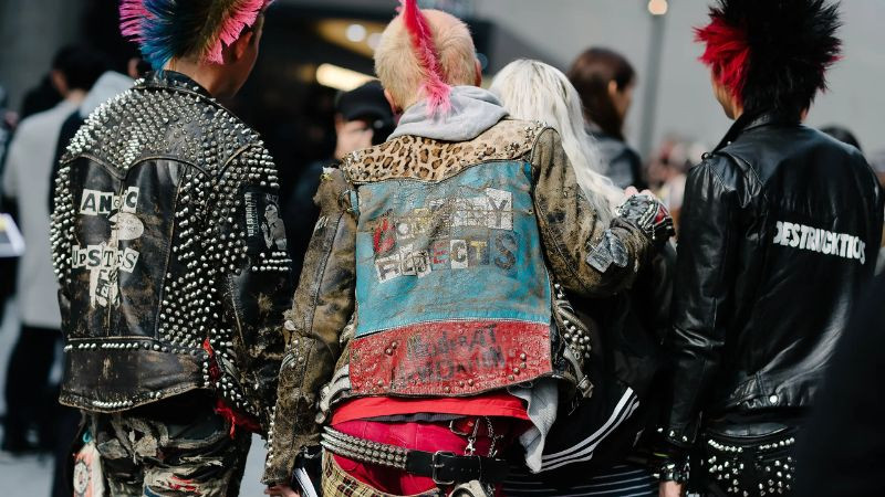 Chân dung cô gái trẻ với biểu cảm mạnh mẽ