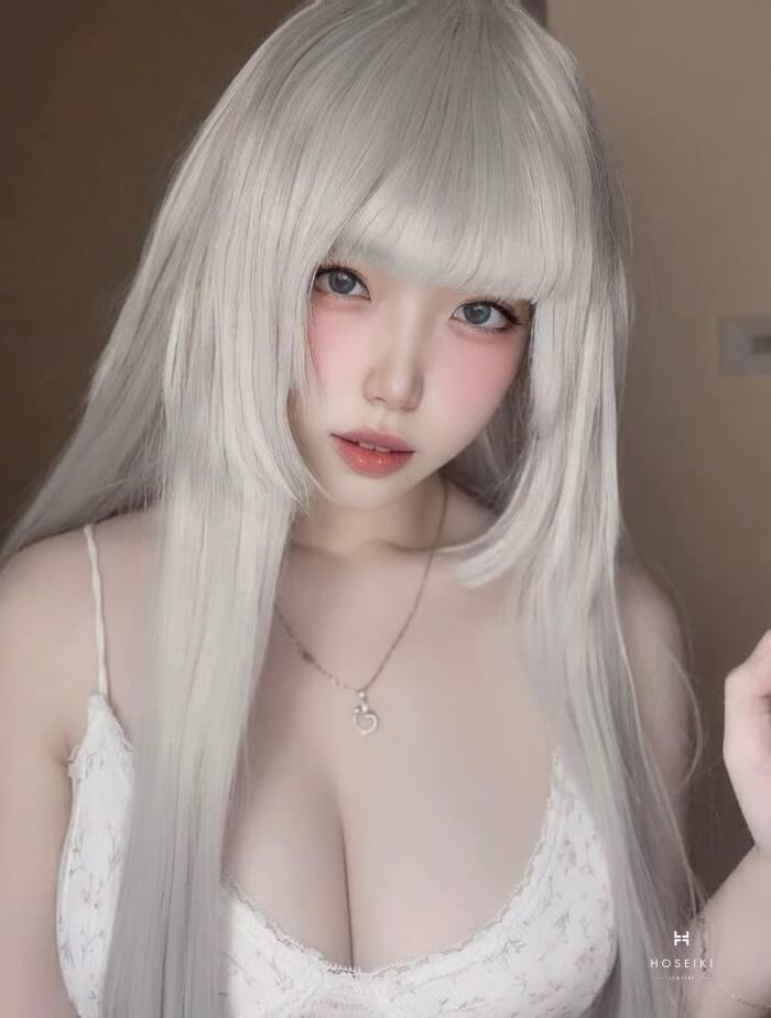 Chân dung góc nghiêng, tập trung vào đường nét khuôn mặt và bờ vai