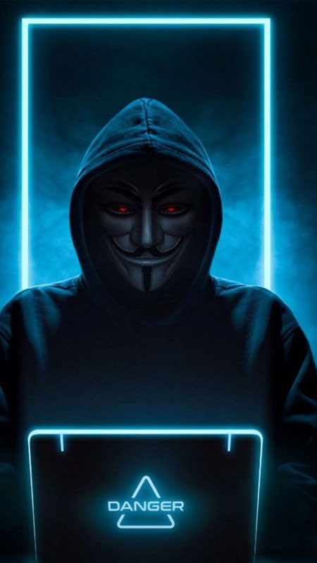 Chân dung hacker đội mũ trùm, chỉ thấy ánh mắt tập trung vào màn hình