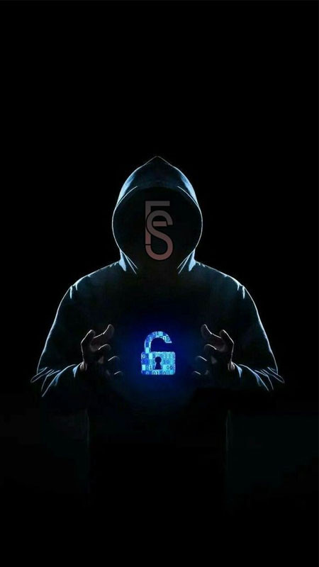 Chân dung hacker mũ đen tập trung cao độ trước nhiều màn hình