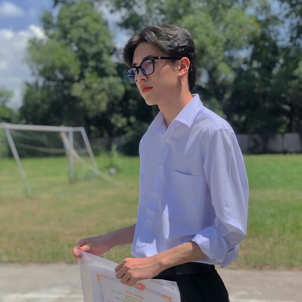 chân dung nam sinh đẹp trai đeo kính cận