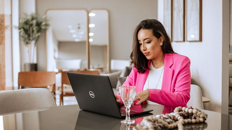 Tổng Hợp Những Bộ Ảnh Ngầu Nữ Đẹp Nhất Cho Bạn Chân dung nữ doanh nhân thành đạt với ánh nhìn cương nghị, thể hiện sự quyết đoán và bản lĩnh trong công việc