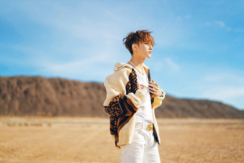 Chân dung Sơn Tùng với ánh nhìn tự tin