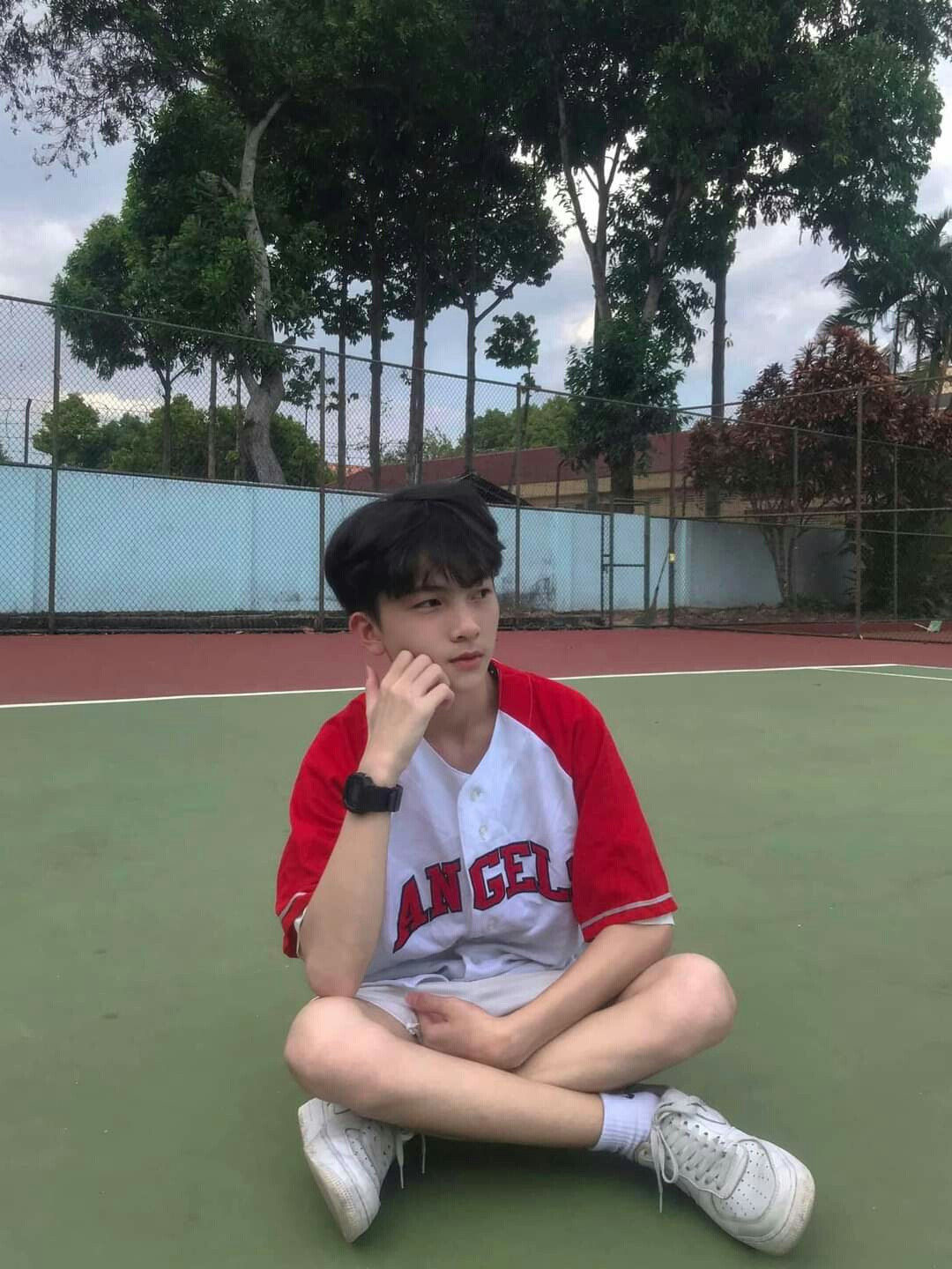 Chân dung trai đá bóng với ánh mắt trầm tư