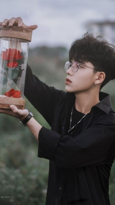 Chàng trai có ánh mắt sâu cuốn hút