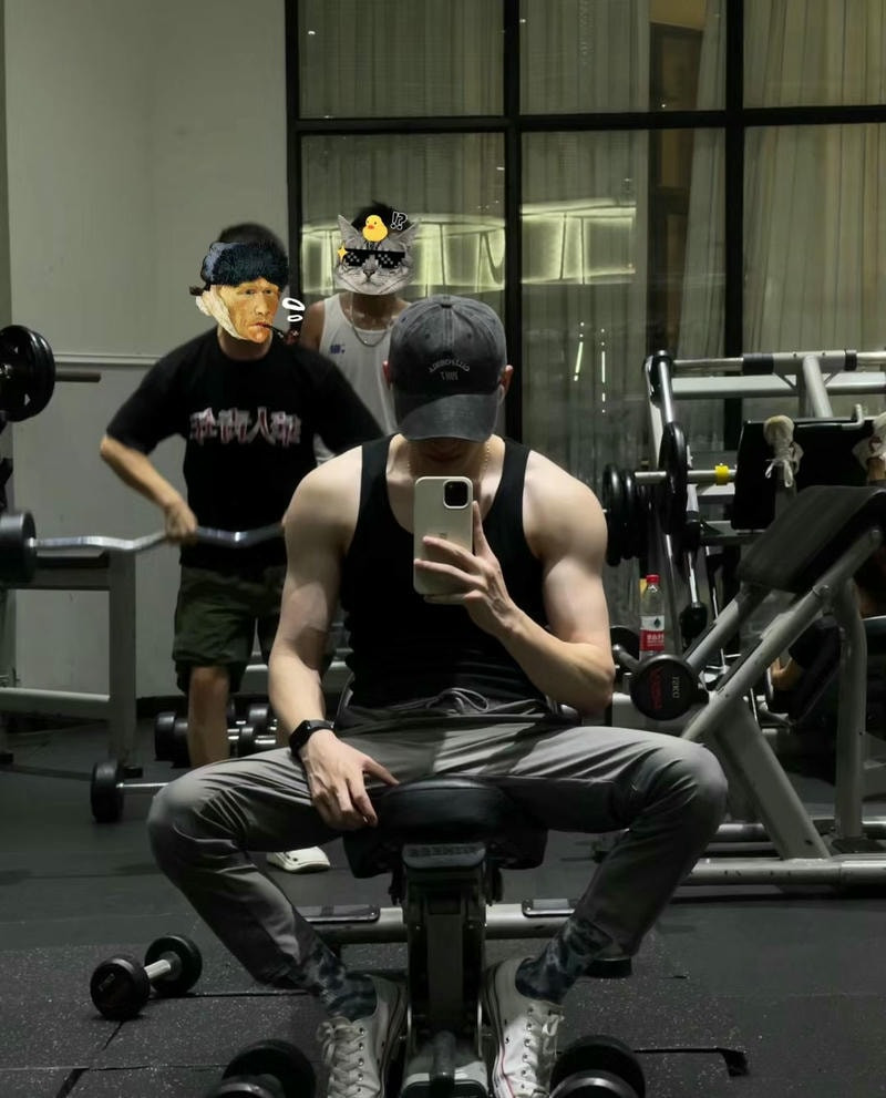 Chàng trai cool ngầu trong phòng tập gym với ảnh che mặt