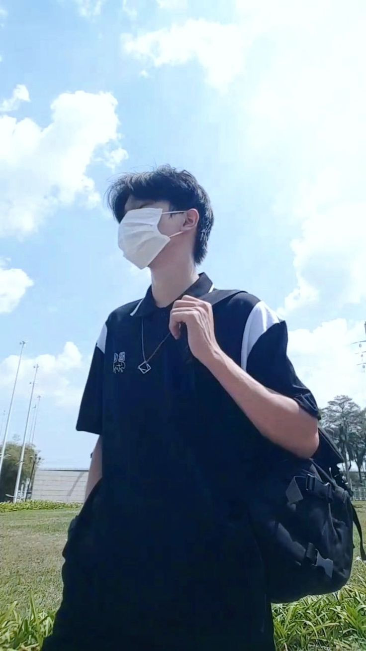 Chàng trai dễ thương che mặt một cách đáng yêu