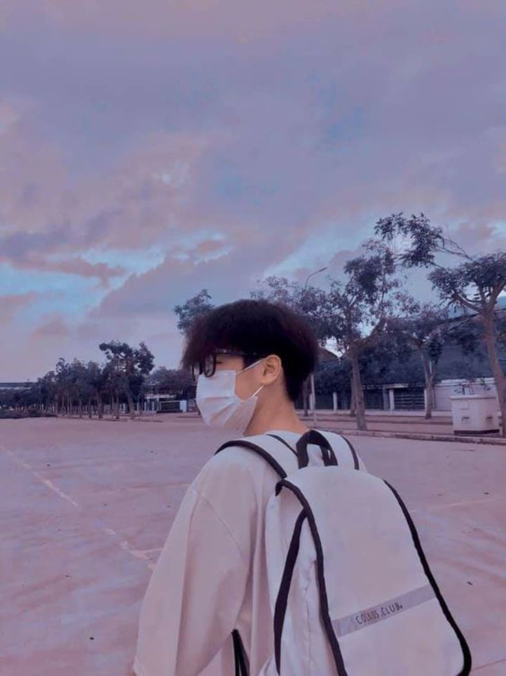 Chàng trai đeo khẩu trang che mặt với vẻ ngoài ngầu