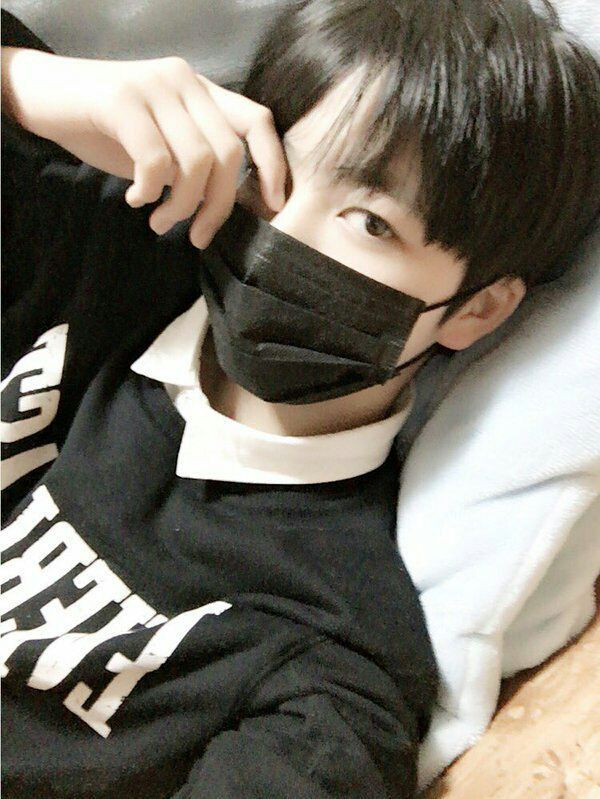 Chàng trai đeo khẩu trang đang lau nước mắt