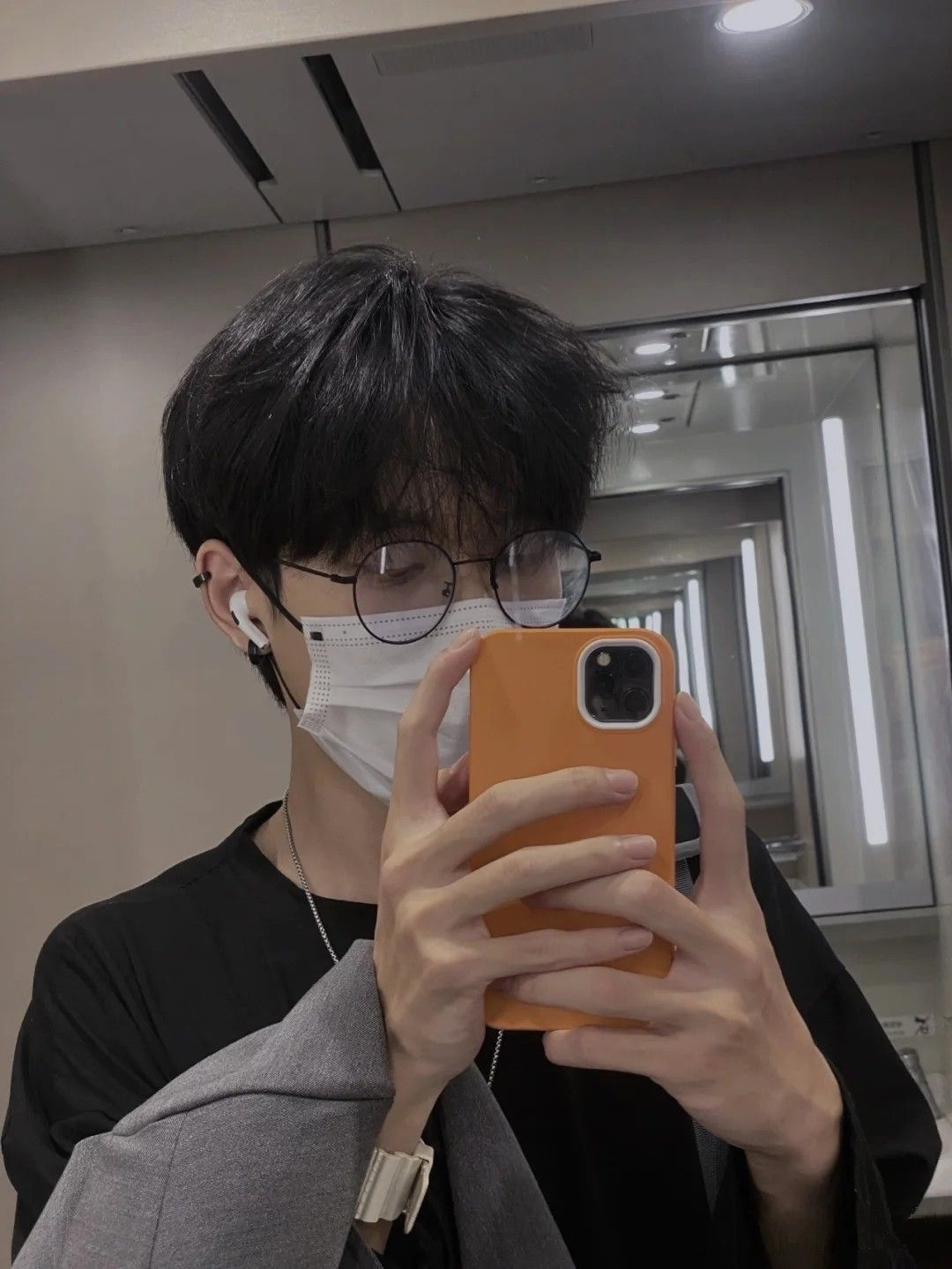 Chàng trai đeo khẩu trang trắng đang selfie