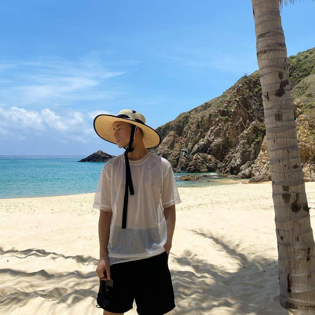 Chàng trai đội mũ đáng yêu trên biển