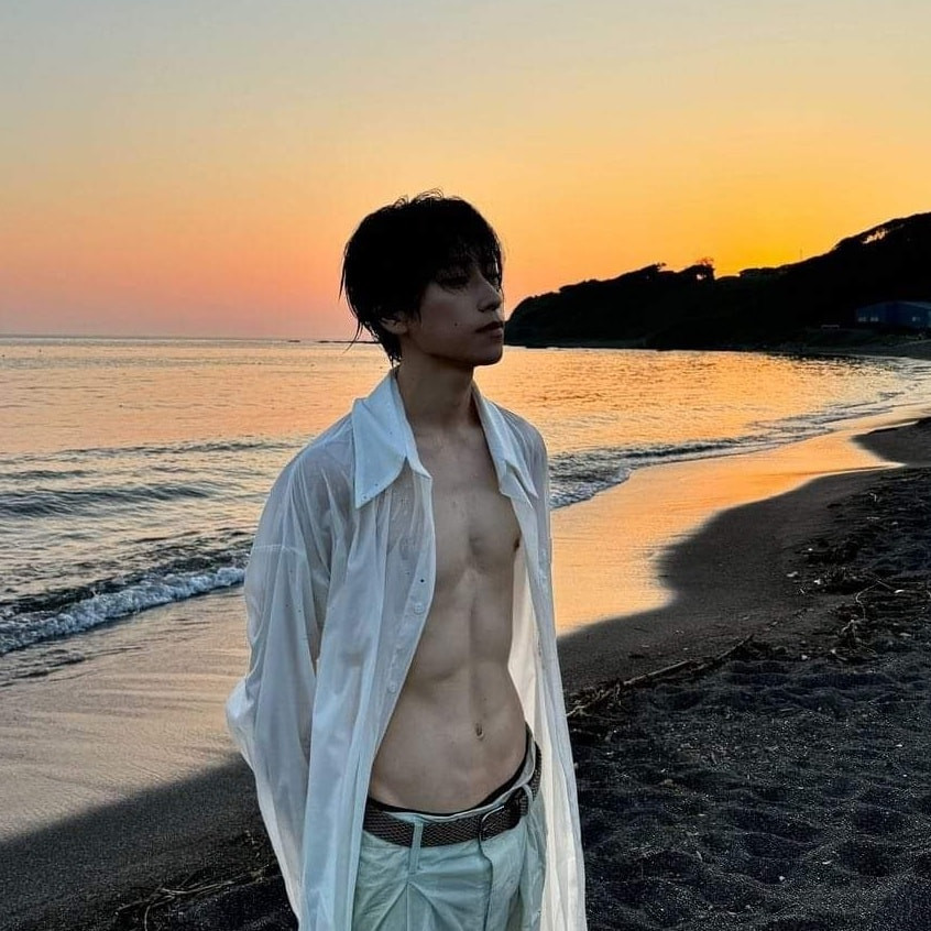 Chàng trai khoác áo hững hờ trên biển