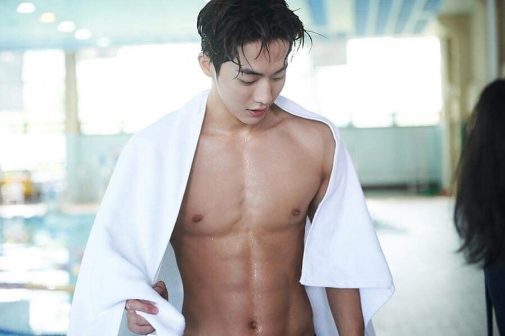 Chàng trai khoe cơ bắp săn chắc đầy mạnh mẽ và phong độ