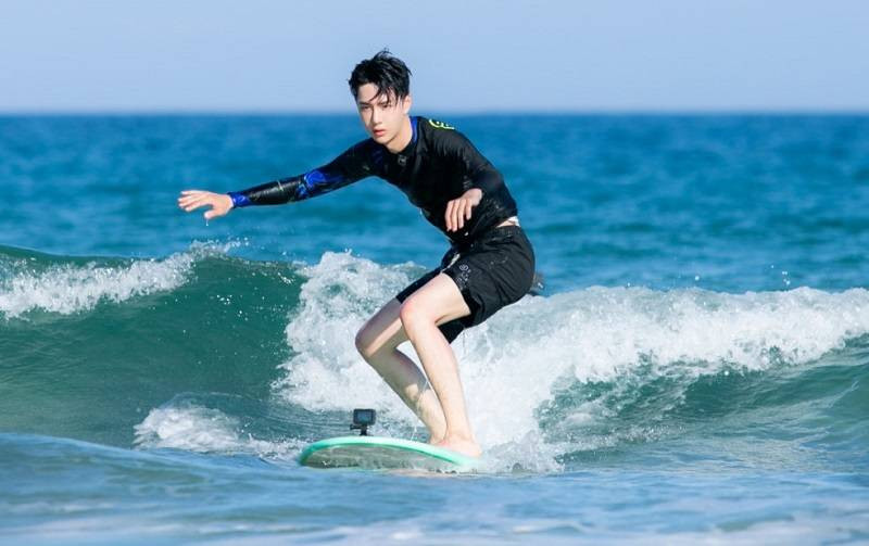 Chàng trai lướt sóng trên biển