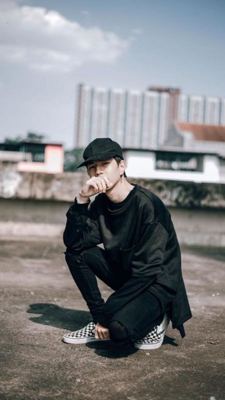 Chàng trai phong cách street style trên phố