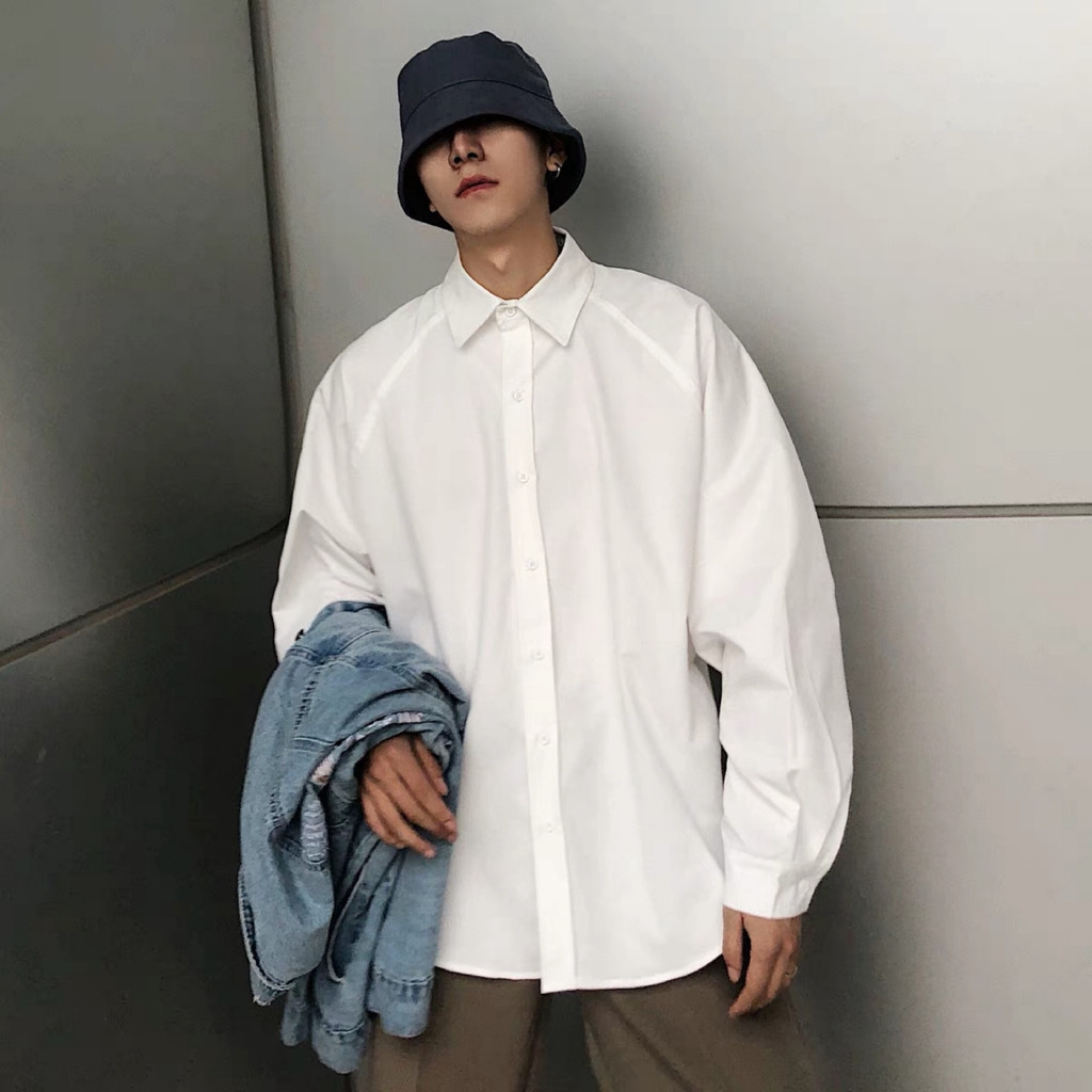 Chàng trai siêu ngầu che mặt bằng tay khi mặc áo sơ mi trắng